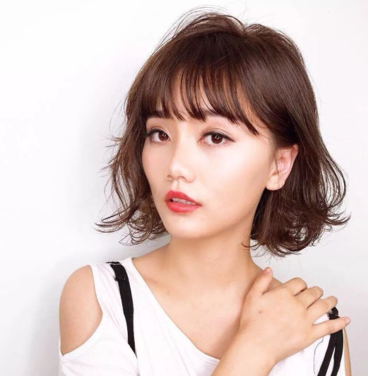 2019年烫发流行梯形烫想换发型的女生可以做参考