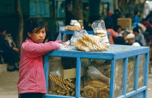 80年代的街头商贩:设备简单,一辆自行车就能做生意