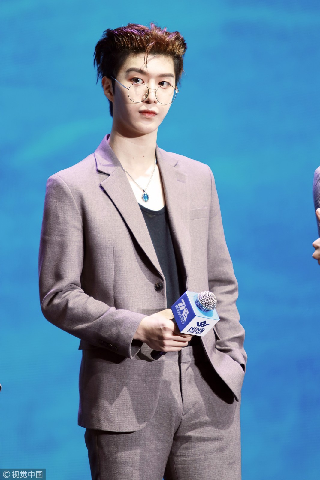 范丞丞晒自拍意外"撞脸"岳云鹏 两人斗图发搞怪表情笑喷网友