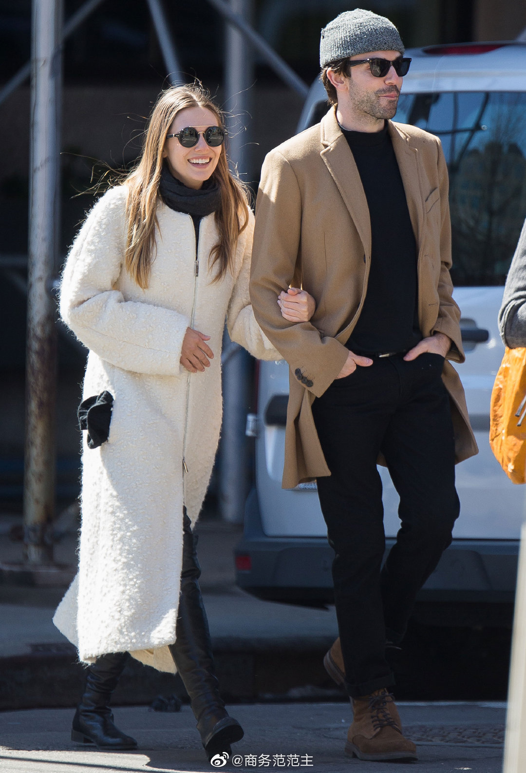 奥妹伊丽莎白奥尔森和男友robbiearnett订婚啦两人已经交往近3年