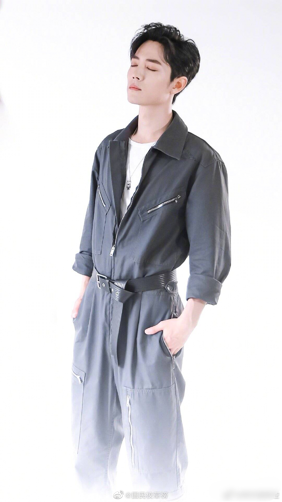 肖战身穿灰色连体工装裤帅气亮相活动帅气逼人
