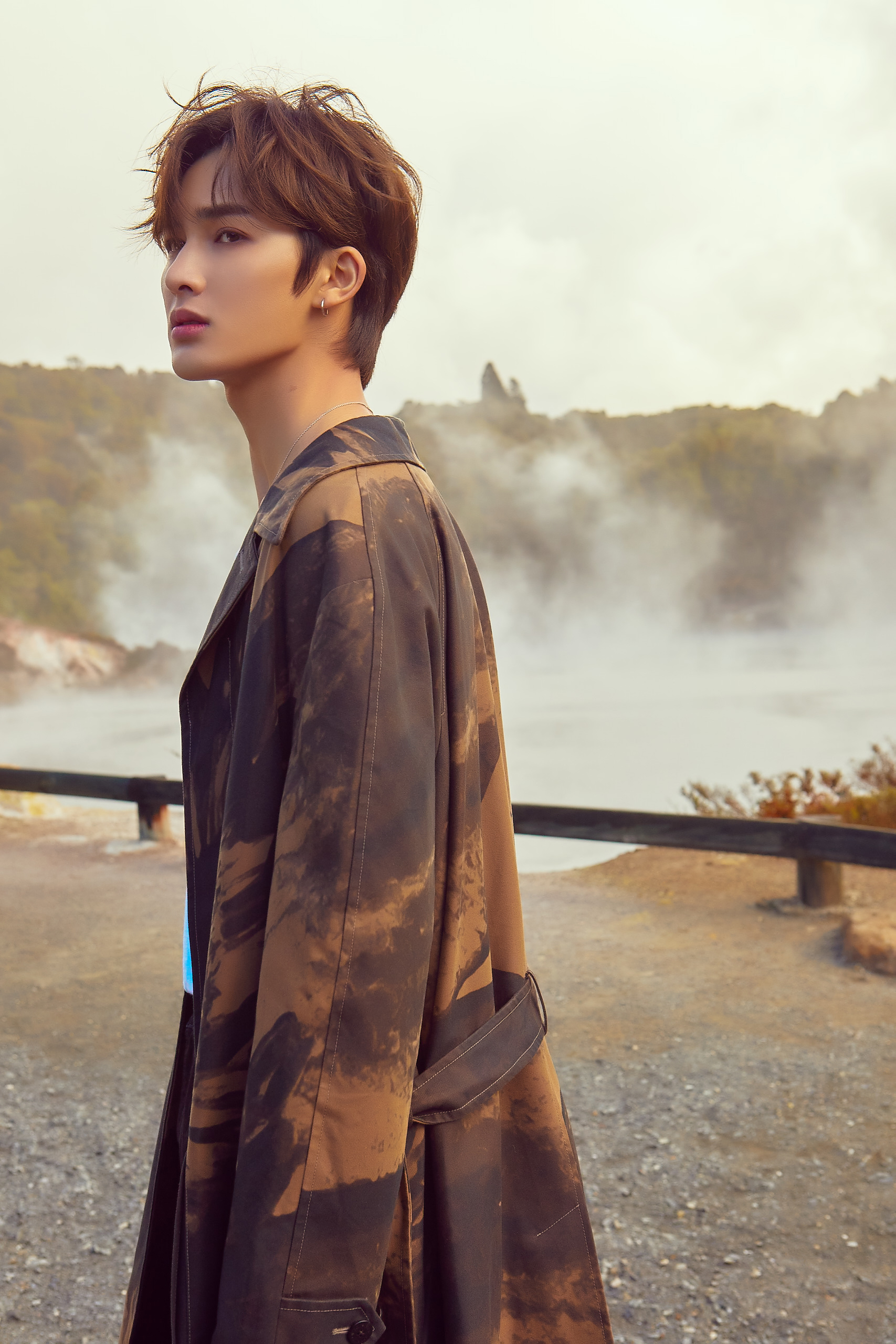 今日theo朱正廷一组新专辑写真大片曝光扎染风长款风衣加身