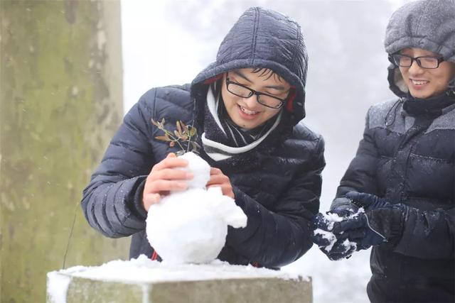 这到底是家怎样公司?员工上班上到了南京紫金山打雪战!