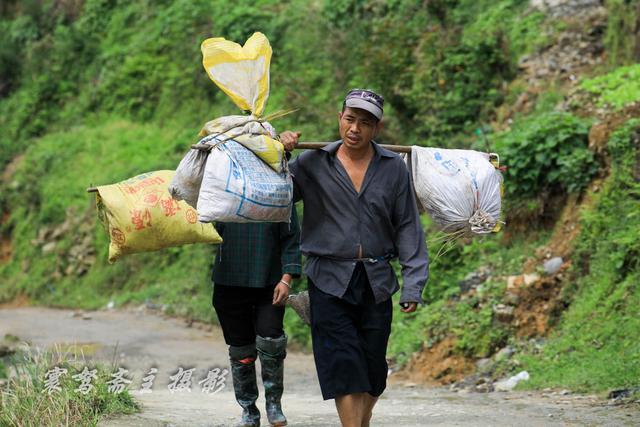 农耕时节的从江加车村,发现村里的男人们下地干活时都喜欢带着鸟