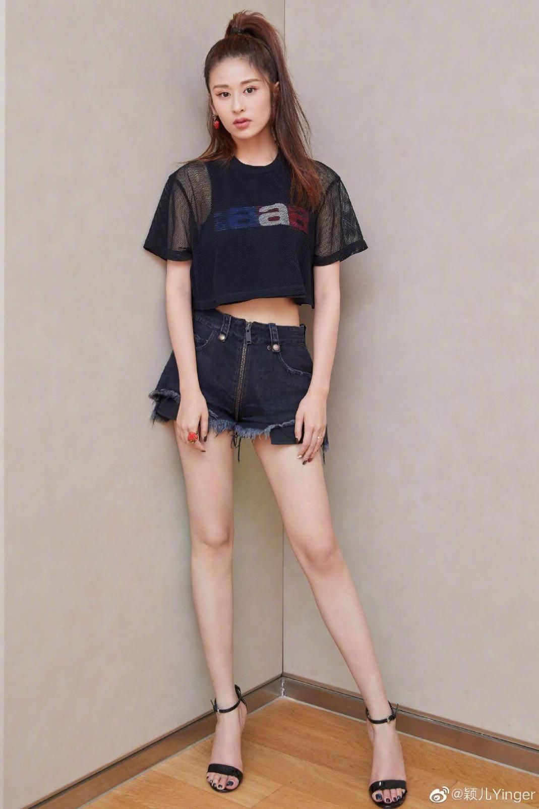 辣妈颖儿素颜现身机场,穿破洞牛仔短裤大秀麻杆腿