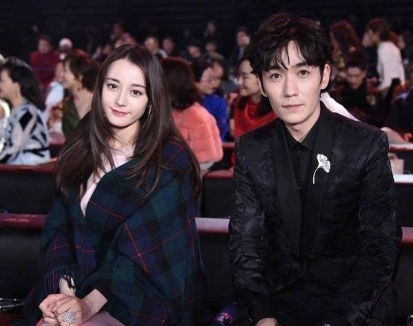 《微博之夜》朱一龙夹在热巴与古力娜扎中间!表情十分尴尬?