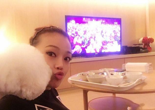 参观容祖儿在香港的豪宅,卧室外面就是花园,居住环境美得过分了休闲区蓝鸢梦想 - Www.slyday.coM 参观容祖儿在香港的豪宅,卧室外面就是花园,居住环境美得过分了休闲区蓝鸢梦想 - Www.slyday.coM