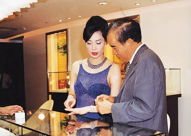 接手家族千亿资产,今捐1千万支持武汉|郑志刚|郑裕彤|李嘉诚_新浪新闻