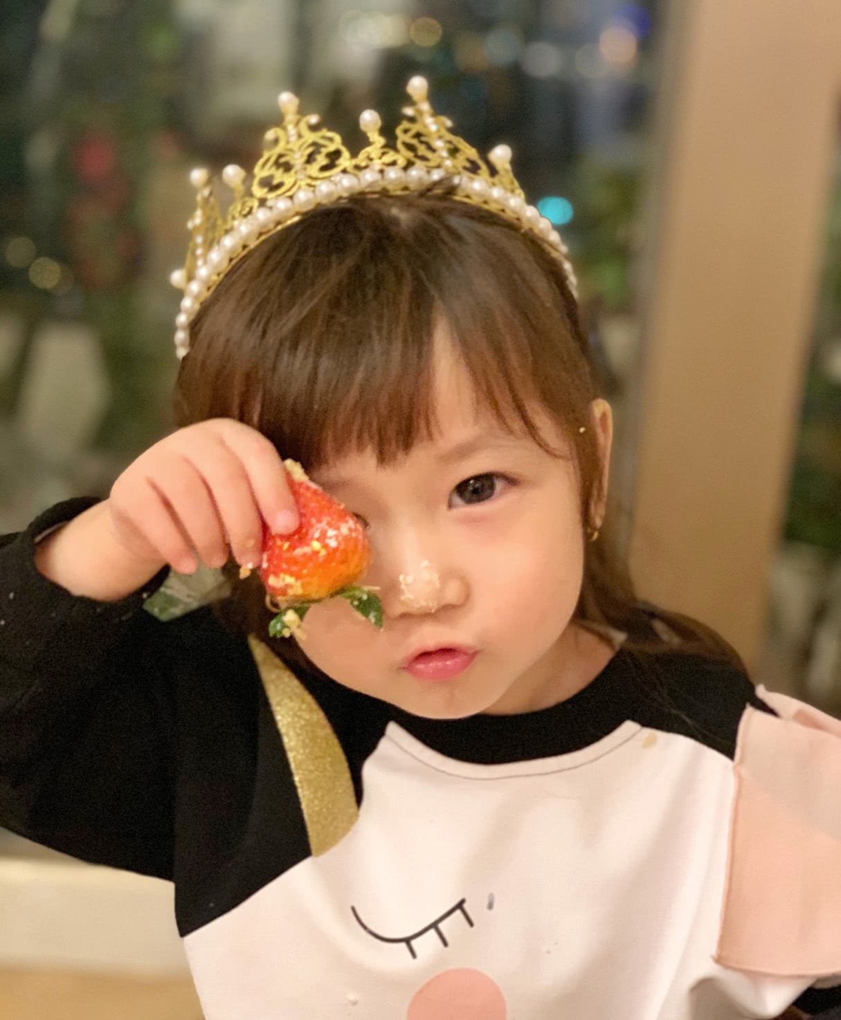 蒋丽莎晒老三庆生照,四岁bella闭眼许愿软糯可爱!