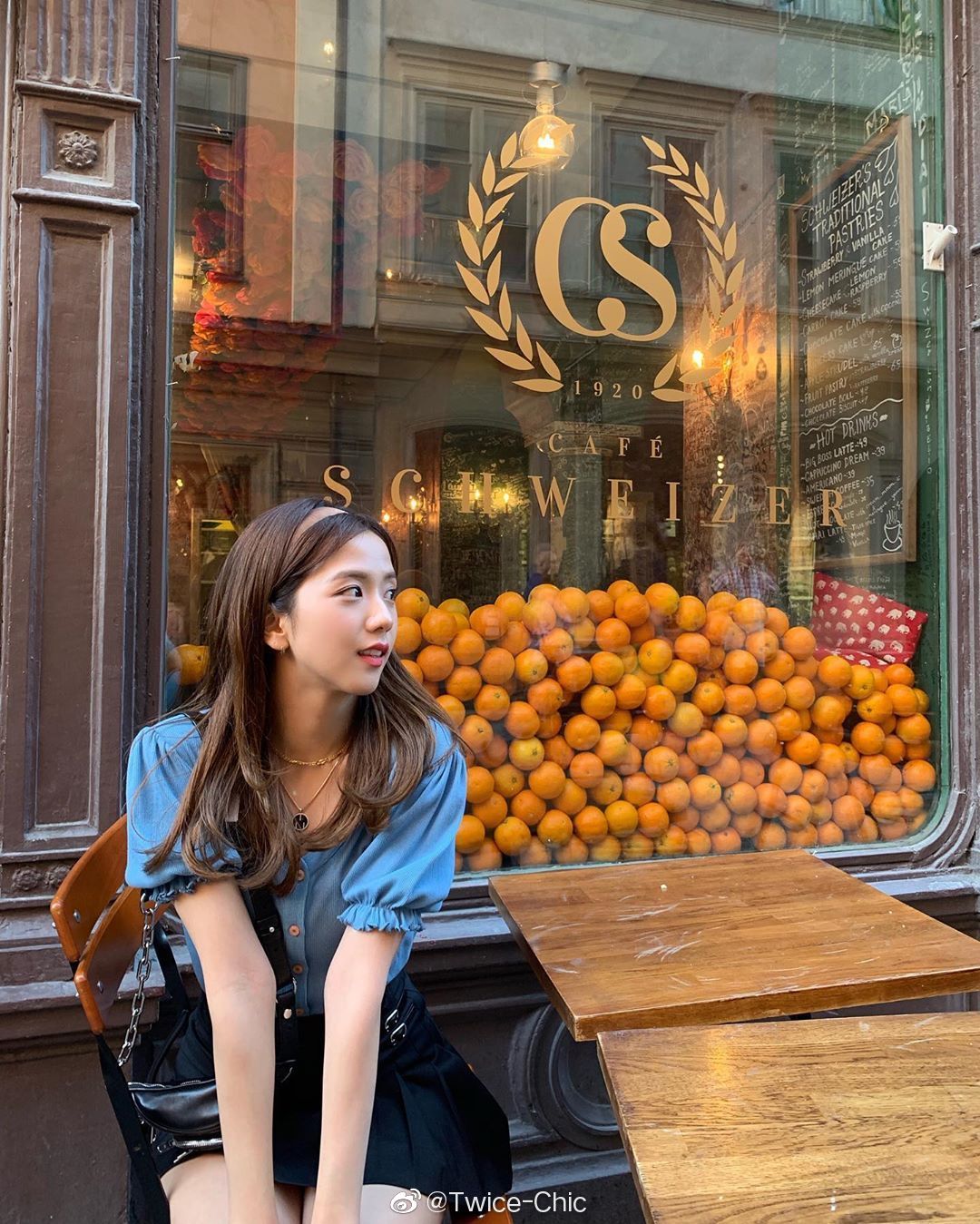 jisoo金智秀斯德哥尔摩旅拍可爱发箍甜美半裙