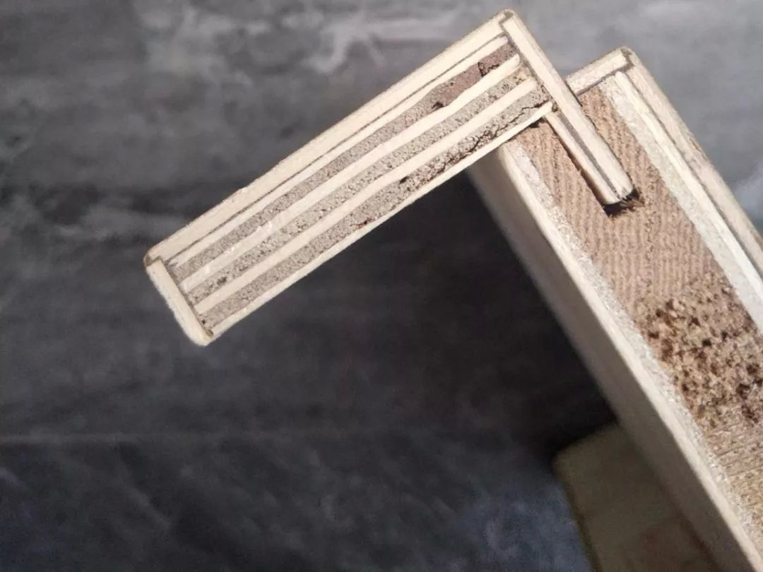 海棠角的结构,转角处应力相对较小,而且本身预留的工艺缝给了木饰面