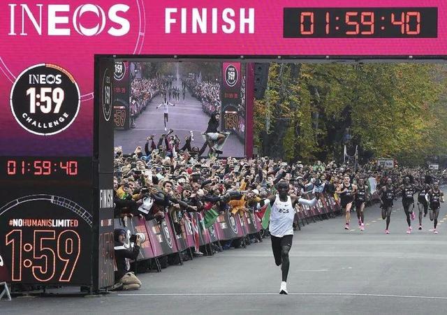 他是曾一夜红遍世界的喜剧演员，第一部电影片酬300元，59岁离世