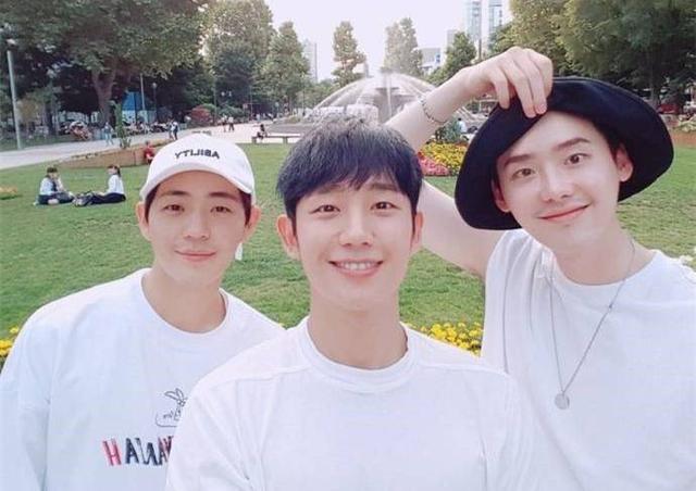 丁海寅李钟硕友情认证相识仅1年李钟硕咖啡车暖心相送