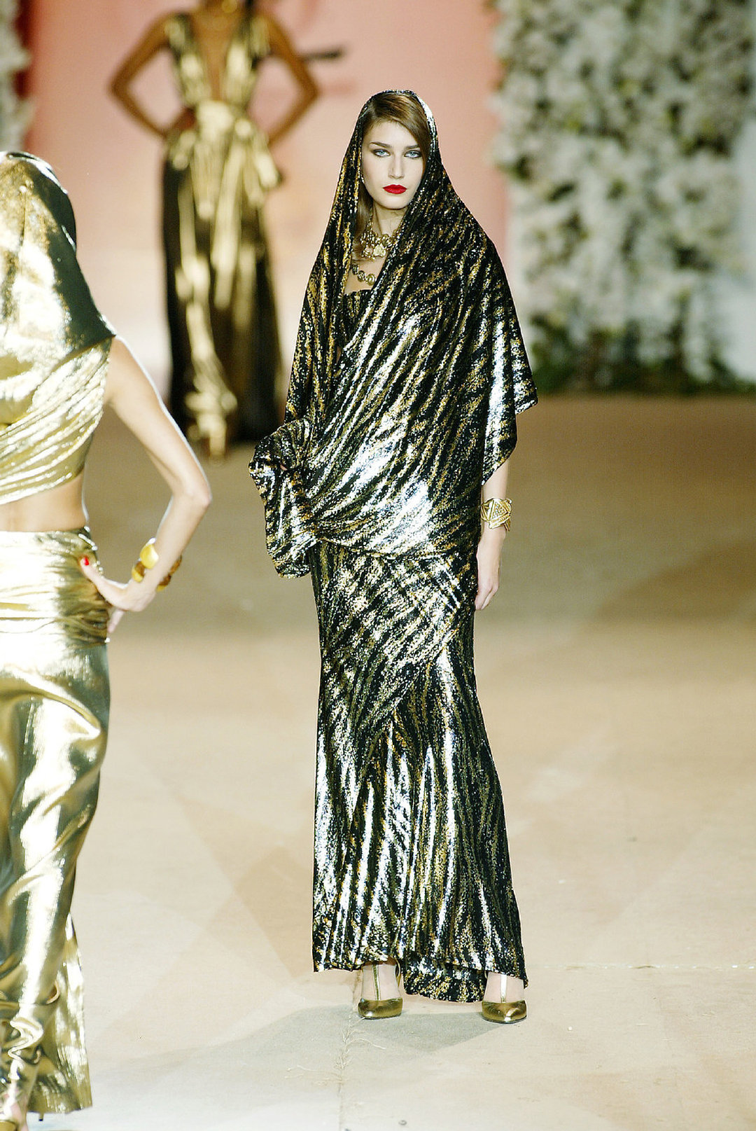 yves saint laurent haute couture s/s 2002 大家爱看这两
