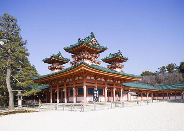 吊在太极殿到应天门走廊上的钓灯笼是明治38年(公元1905年)纪念日俄