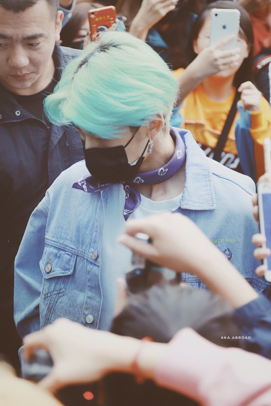 小鬼王琳凯北京彩排上班牛仔外套紫色丝巾绿色发色演唱会进入倒计