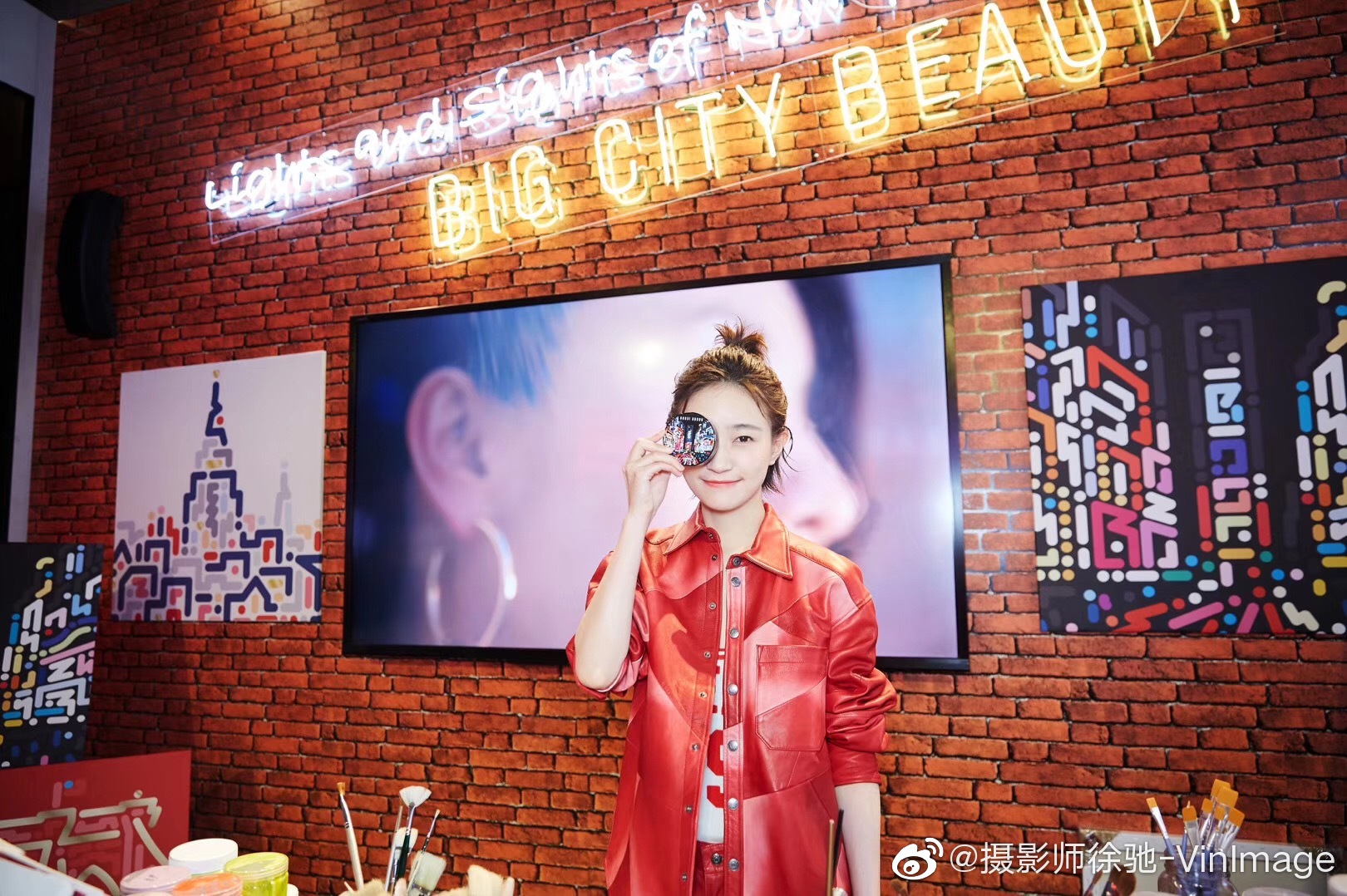 焦俊艳bobbi brown品牌挚友型走纽约沉浸式艺术展今天是梳了辫子