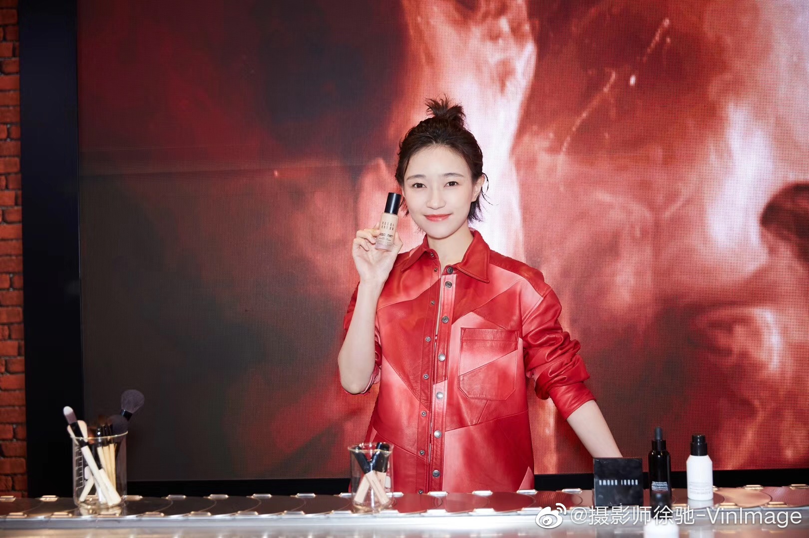 焦俊艳bobbi brown品牌挚友型走纽约沉浸式艺术展今天是梳了辫子