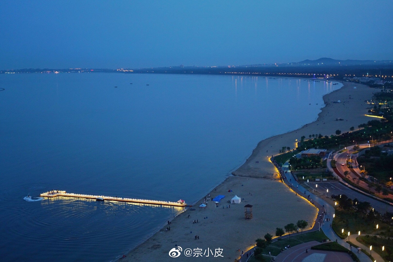 从秦皇岛香格里拉大酒店的房间望出去,就是渤海湾的美景