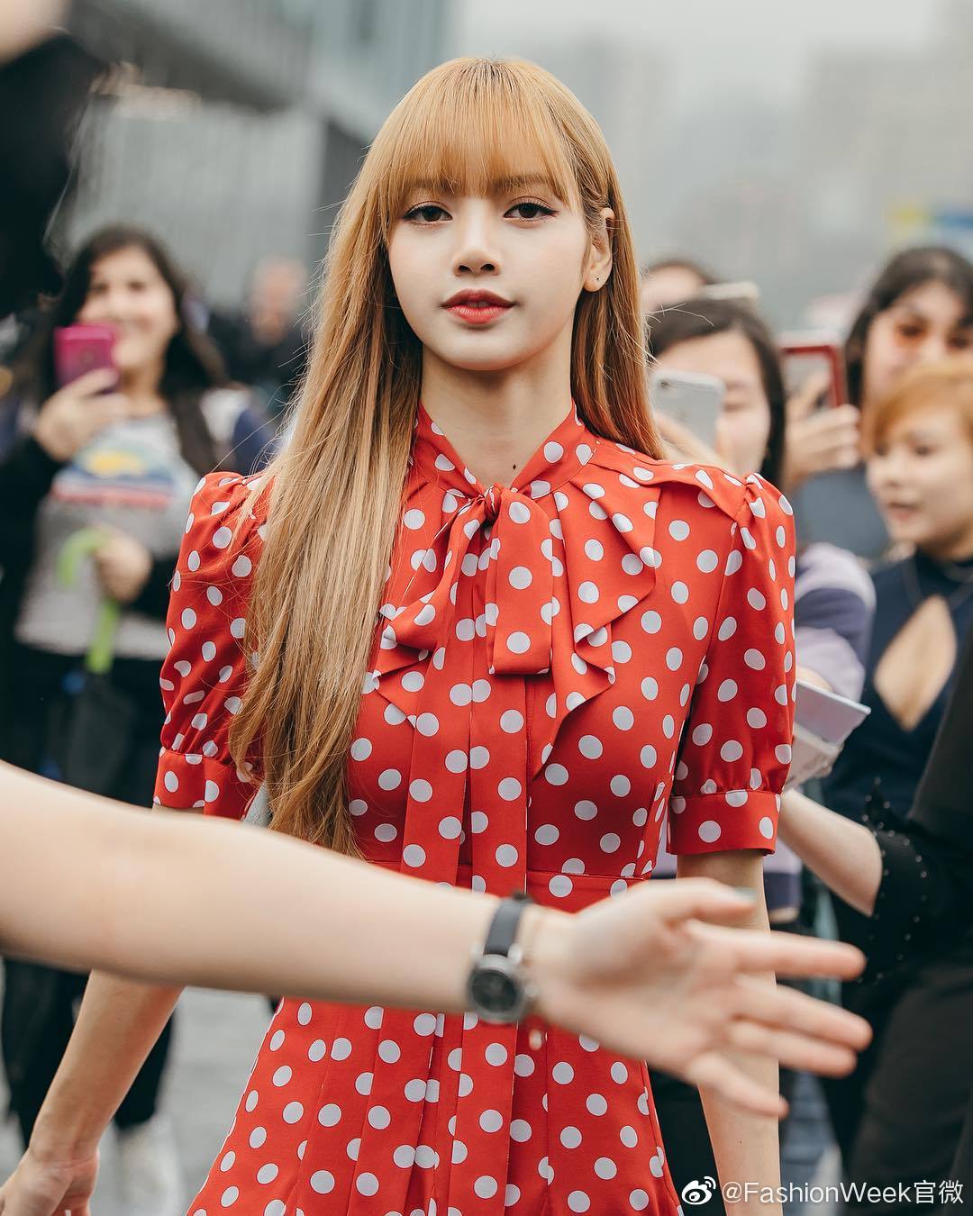 lisa这身michael kors的波点红裙超优越啊～7315|波点|红裙_新浪
