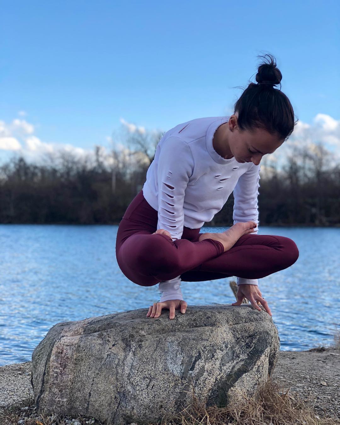 1,公鸡式这个动作对双臂力量的要求很高,如果手臂力量还不够的话,很