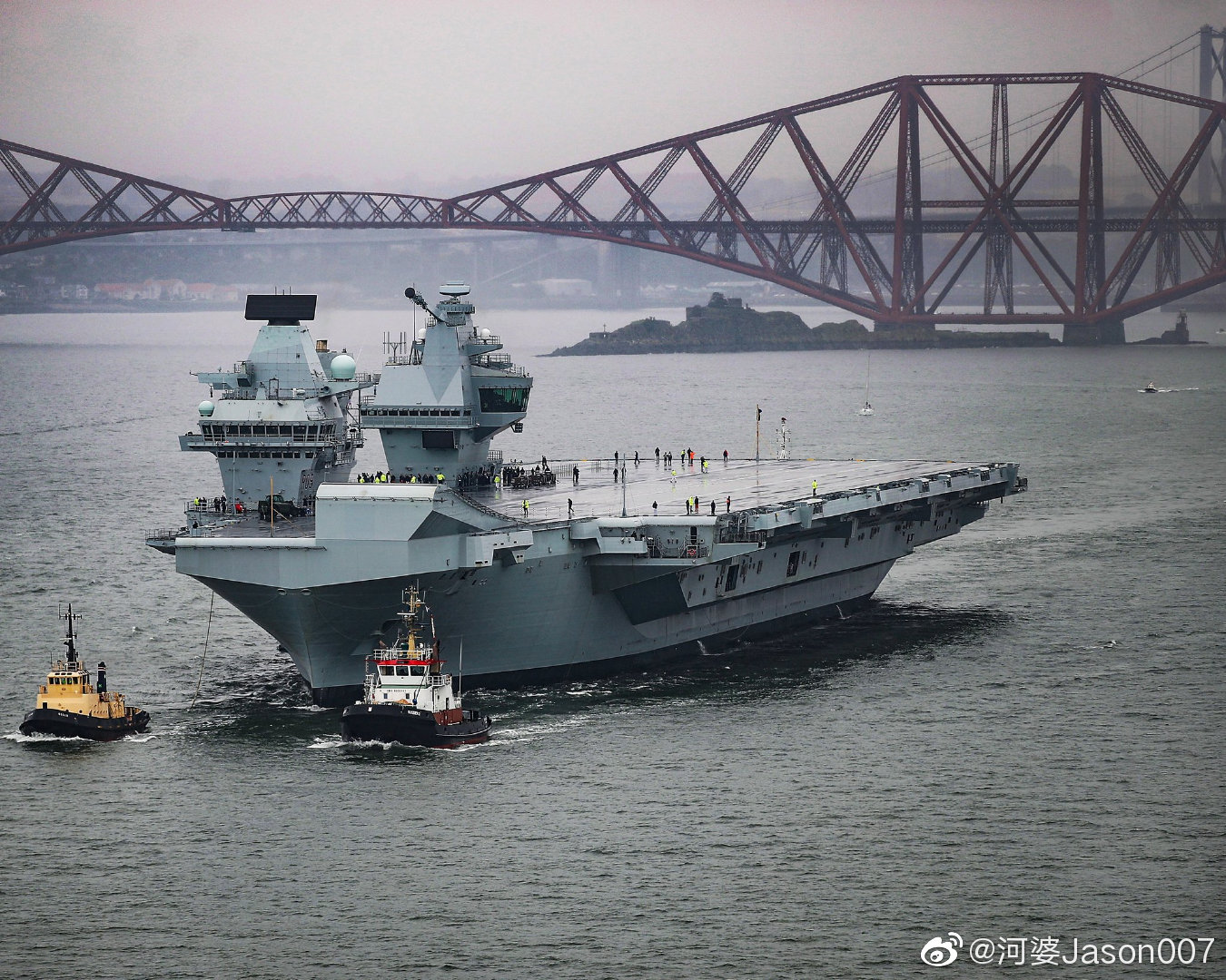 "威尔士亲王"号航母22日通过福斯桥底