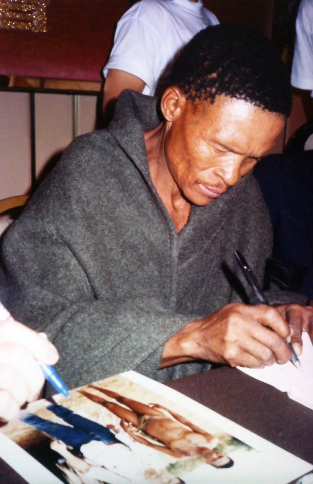 他是曾一夜红遍世界的喜剧演员，第一部电影片酬300元，59岁离世