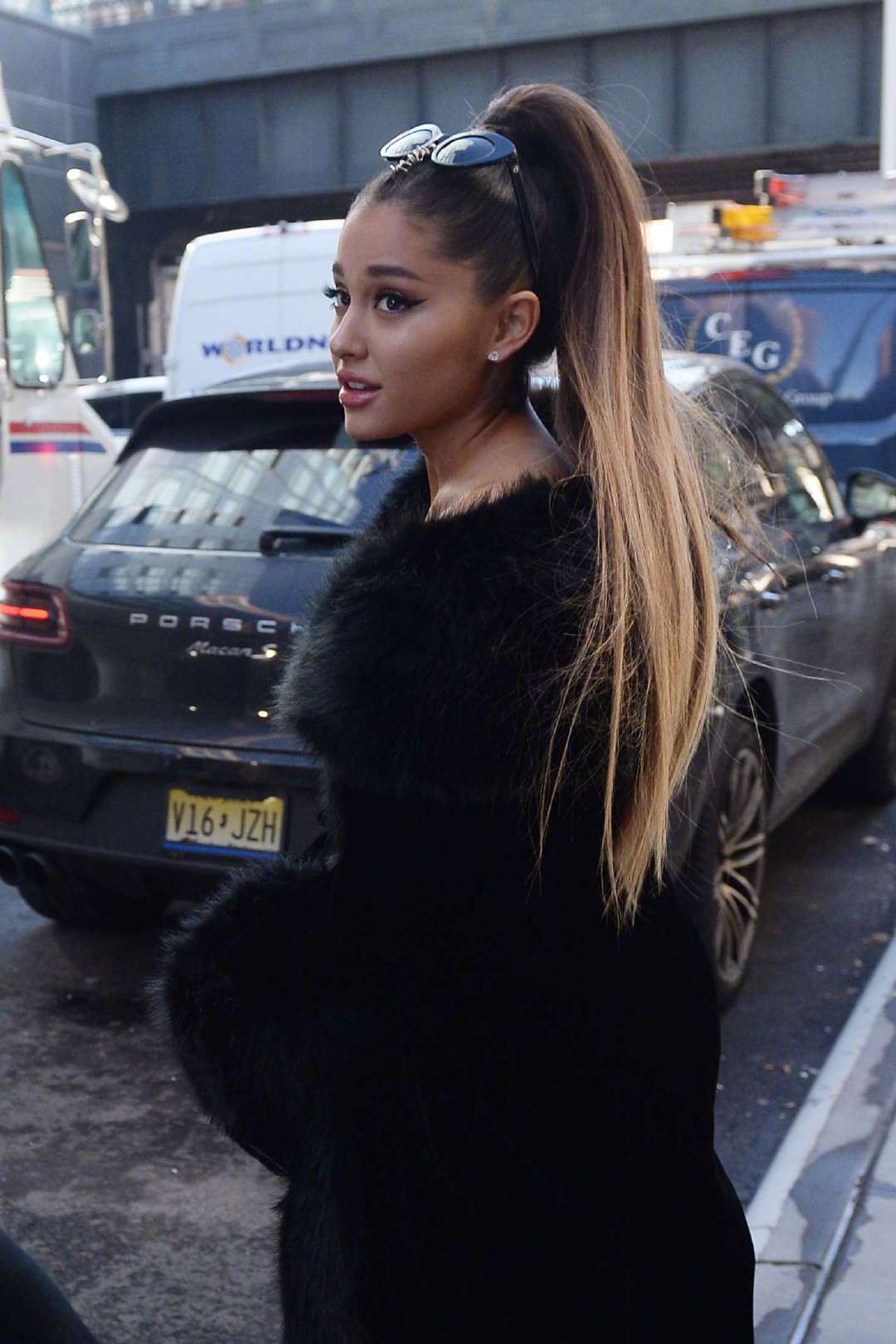 当地时间12月18日a妹arianagrande在纽约离开nbcstudios的街拍