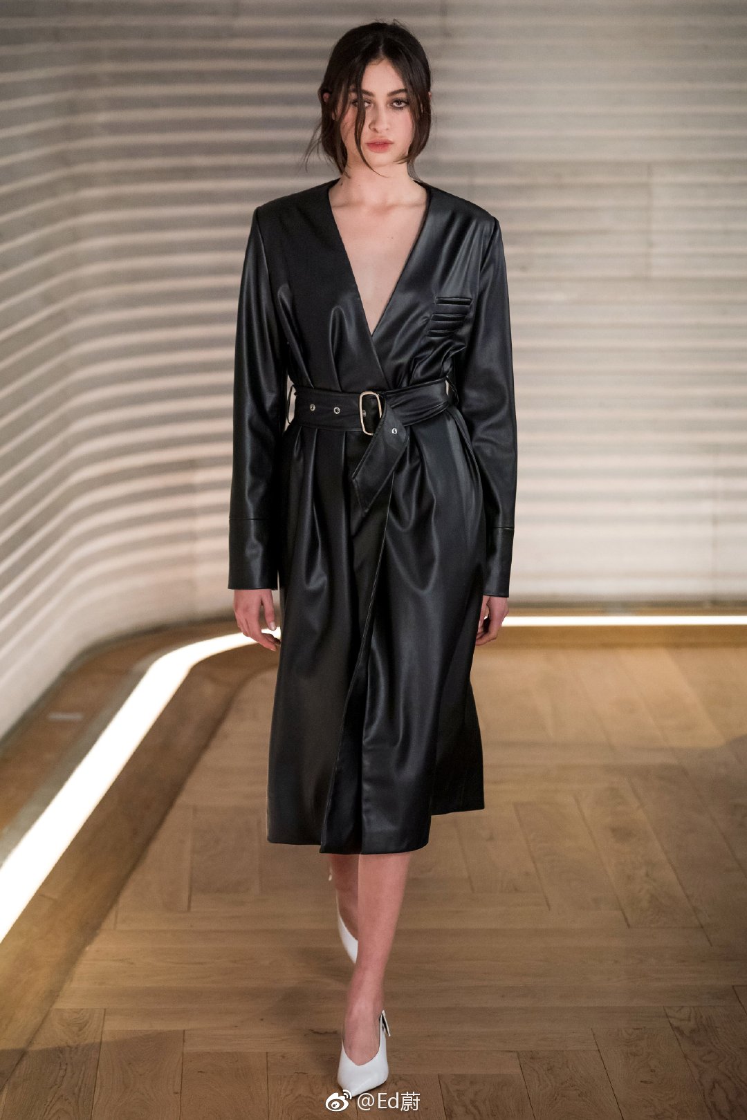 巴黎时装周eachxotherfw2019性感的肩部设计与真空上身的大衣