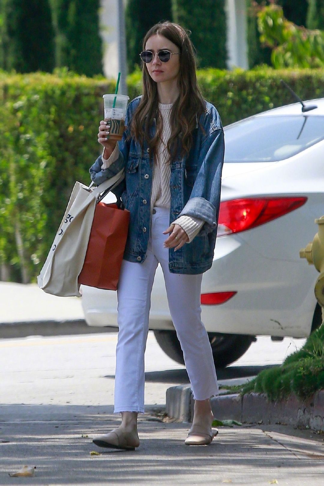 当地时间5月31日,lily collins 身穿牛仔衣在洛杉矶外出购物的街拍