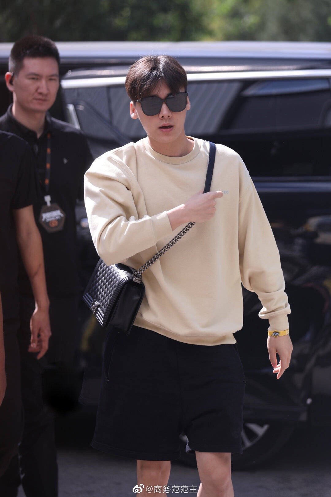 最近的李易峰经常背香奈儿leboy无论是穿西装还是套卫衣