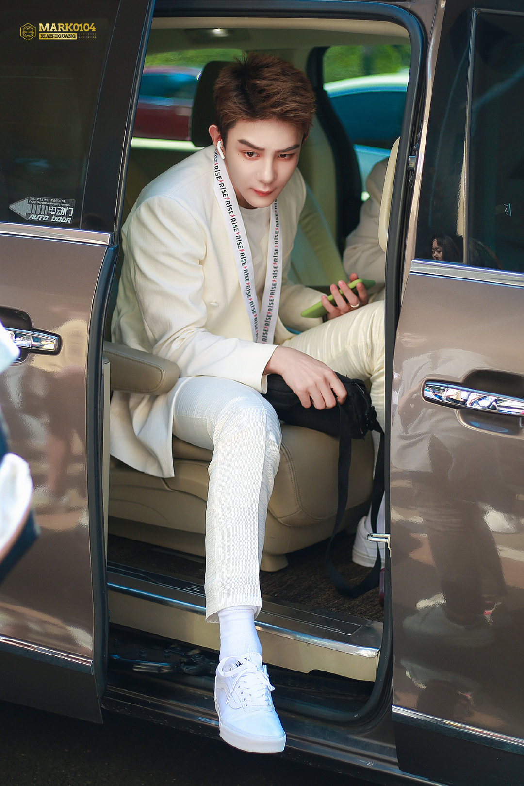 夏之光直播饭拍今日份的高贵公子光光～白色西装搭配印有r1se字样的