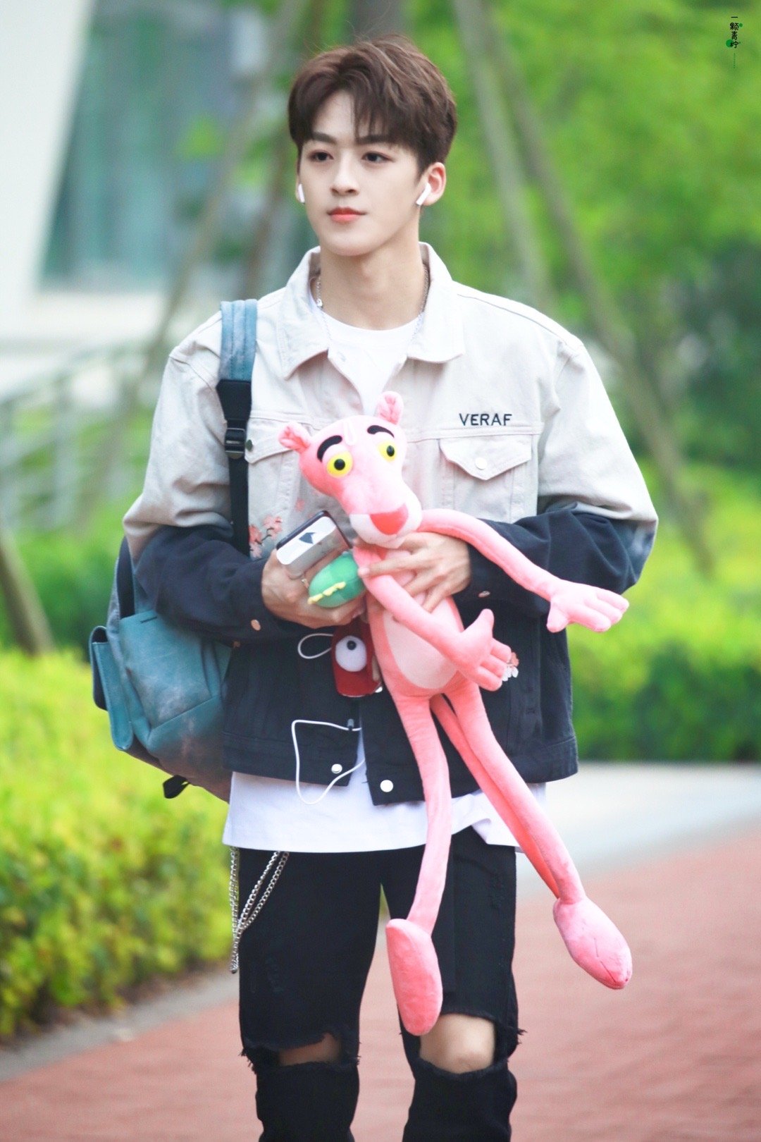 流水的上衣不变的牛仔裤腿长优越的何洛洛r1se何洛洛