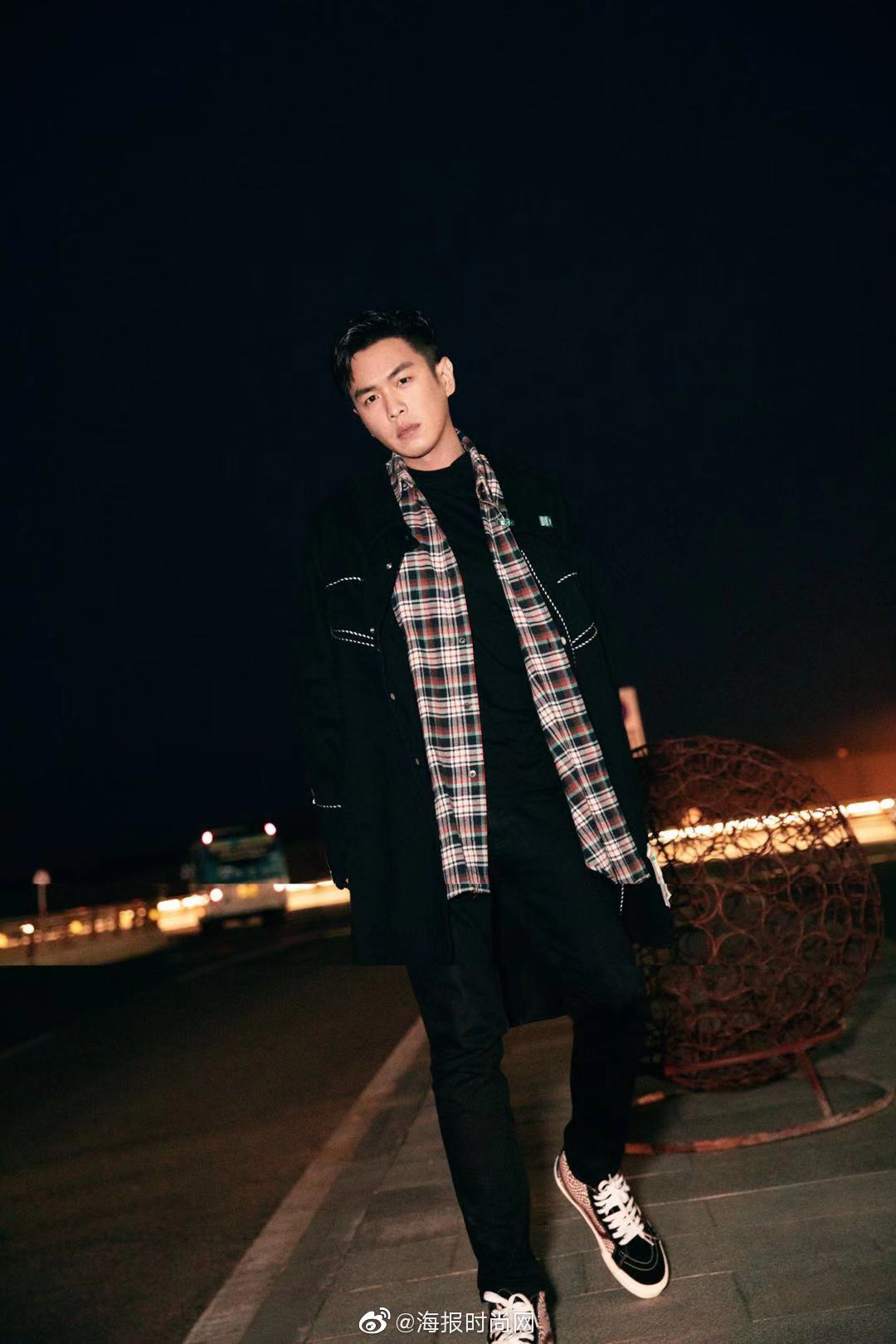 近日,张若昀现身机场,一袭黑色中长款大衣搭配格纹衬衣