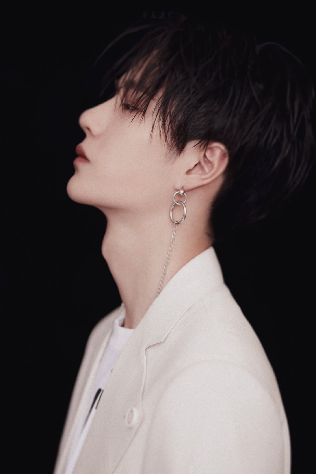 康康耶啵自己最满意的地方"喉结"的独有魅力……这性感的喉结鲨到