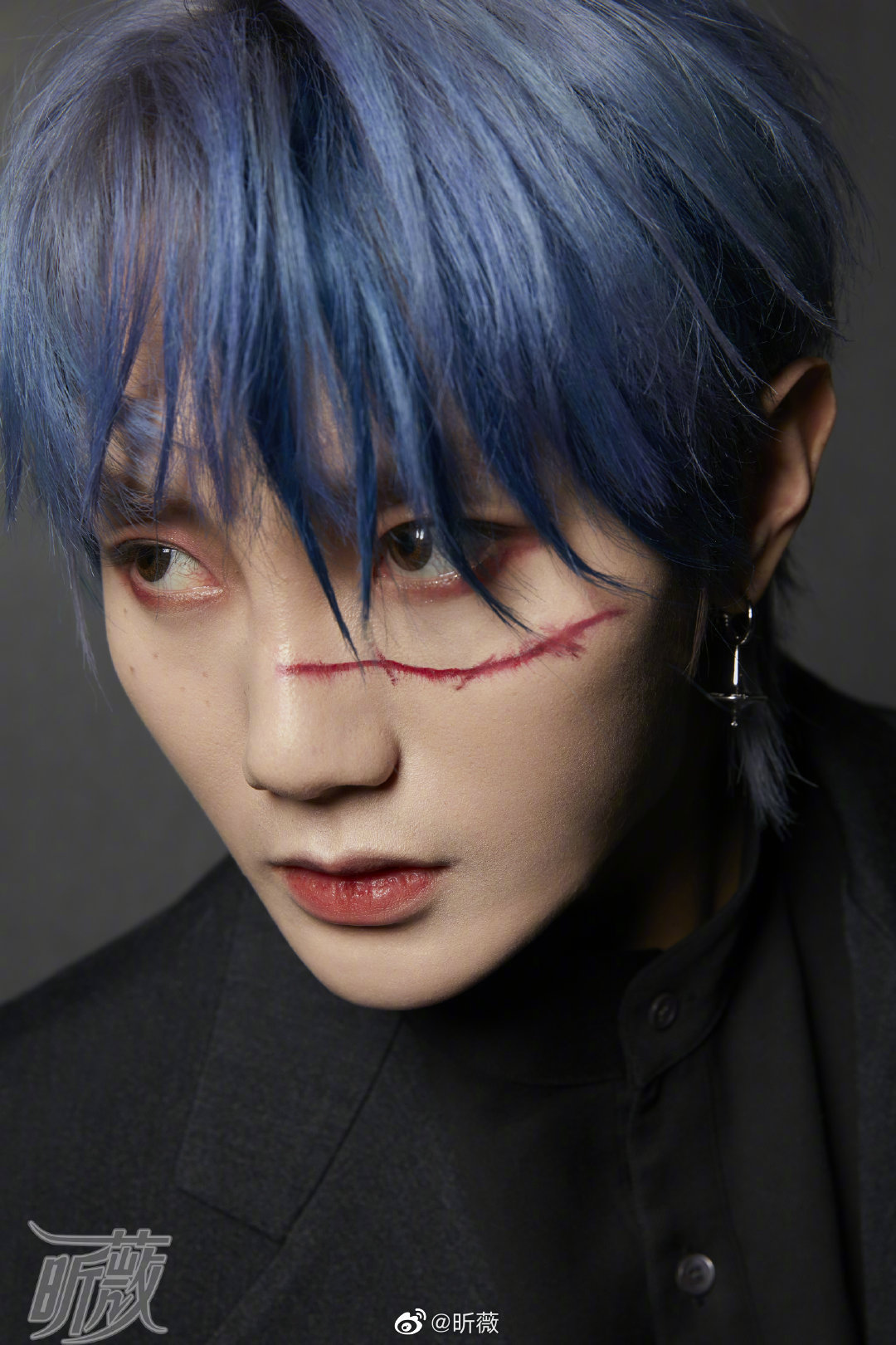 昕薇 穿破阻碍的蓝发少年 棱角分明 目光坚定你坚