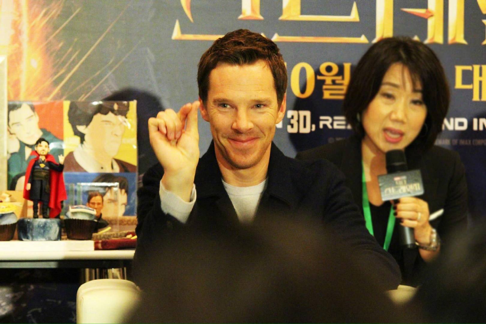 始终对韩式比心没有开窍的卷福