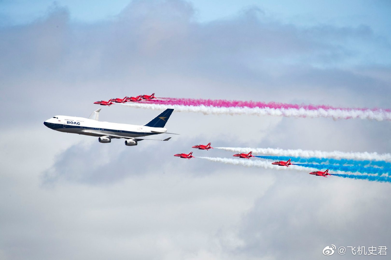 红箭飞行表演队与英航涂装747-400在纹身会上编队飞行|红箭|纹身|涂装