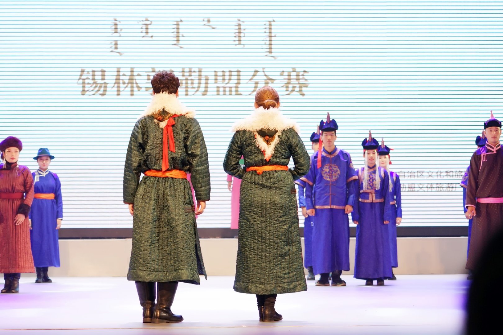 蒙古族服装服饰艺术节,蒙古袍华丽变身,怪不得网红都喜欢穿