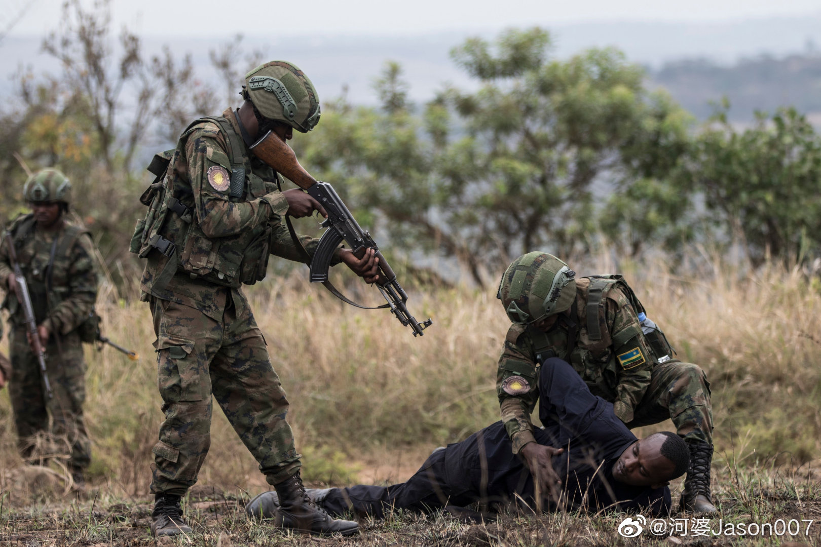 1 / 6 美军镜头下的56式冲锋枪和81式自动步枪高清图,美军与卢旺达