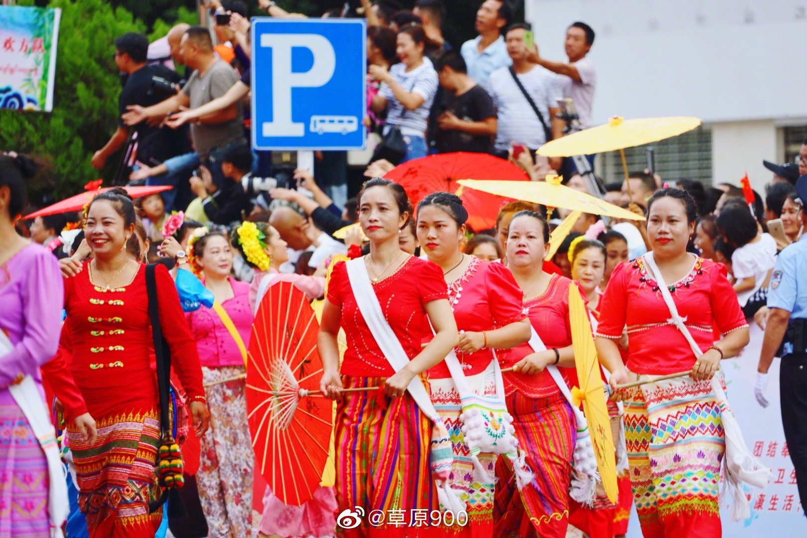 云南德宏州瑞丽 中缅胞波狂欢巡游,精彩纷呈,70华诞