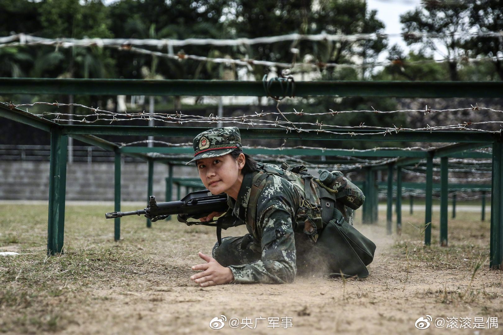 武警女兵训练图片