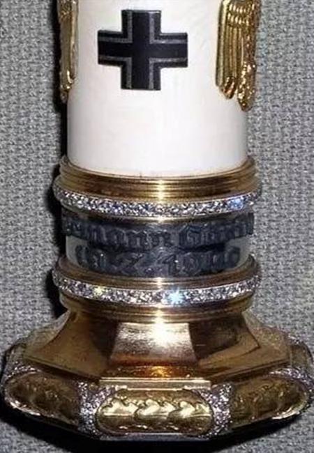 一个狂热法西斯主义的拥趸者,在堪称艺术的暴力美学上却大获成功