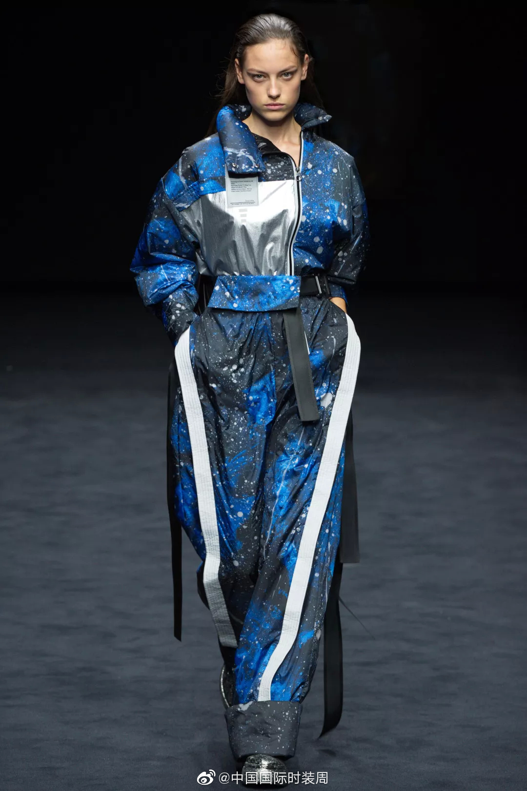妮可·基德曼助阵，米兰时装周上的“星空羽绒服”有点潮|波司登_新浪新闻