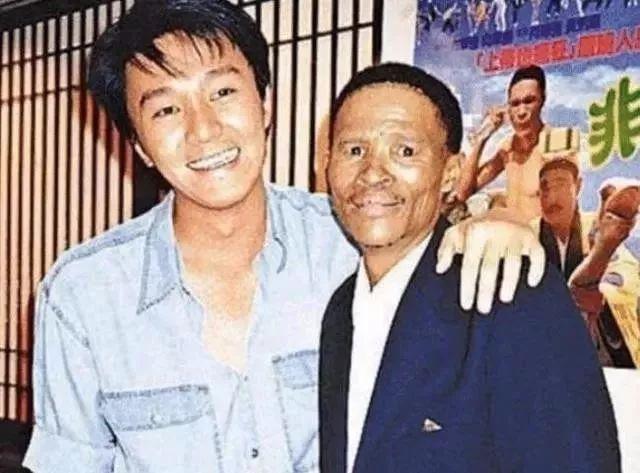 他是曾一夜红遍世界的喜剧演员，第一部电影片酬300元，59岁离世