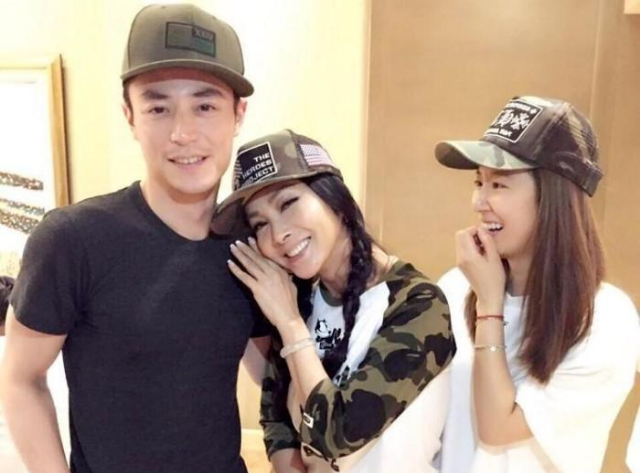 曾倒贴前夫6000万却被离婚恋上小25岁邱泽今62岁美成这样