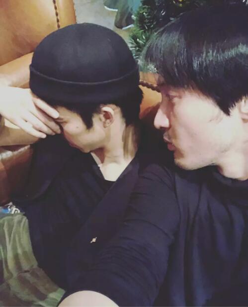 王传君和章宇当街亲吻后晒两人酒后同框照,直言我们很钢