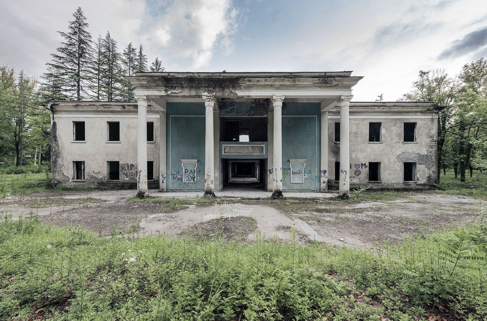 当奢华与颓败同时出现在画面中,是一种不可倾诉的遗憾