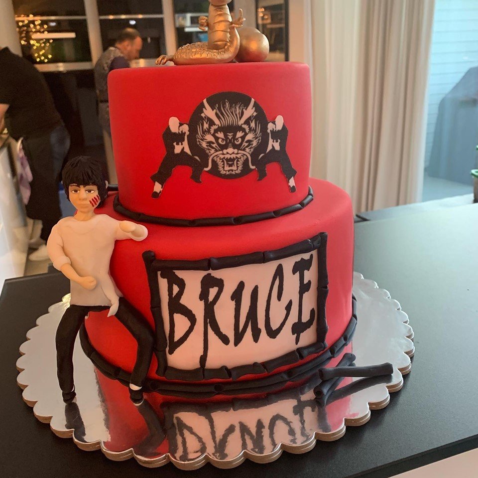 奥恰洛夫终于晒出生日照了,蛋糕中国风哦,李小龙来了.