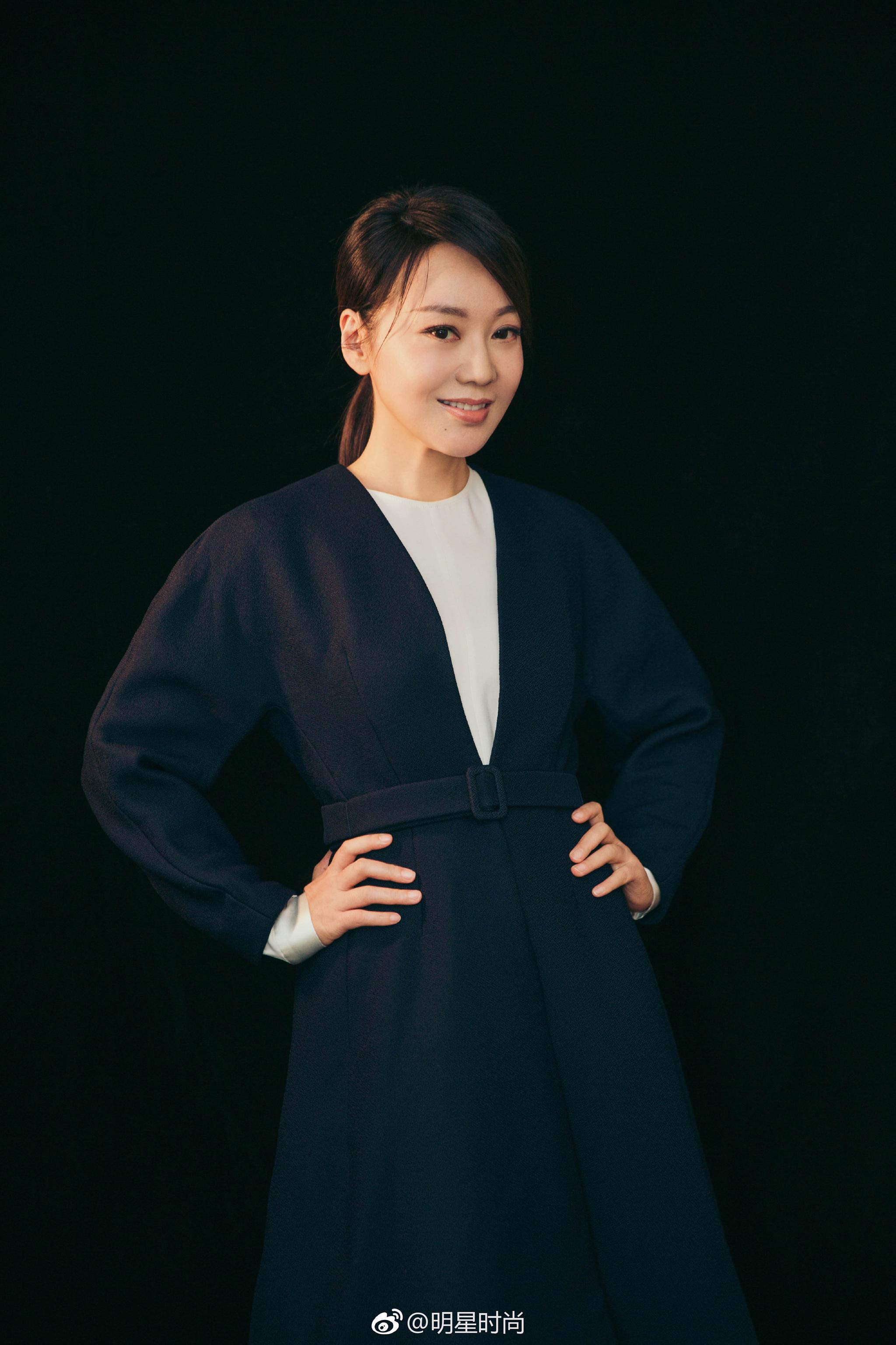 闫妮身穿comme moi大衣出席发布会,暖意盎然的同时干练大方